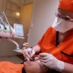 Examen dentaire par un dentiste. soins dentaire