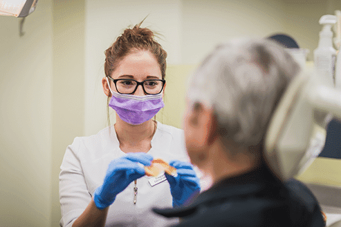 Reconnaissance des denturistes : Décision CJUE, impact en France et Europe 7 denturiste-au-travail