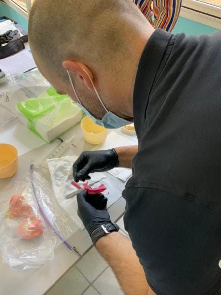 Reconnaissance des denturistes : Décision CJUE, impact en France et Europe 6 étudiant en train d’effectuer des travaux pratiques